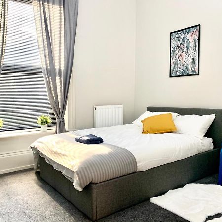 Free, Large Car Park Apartment Wakefield Buitenkant foto