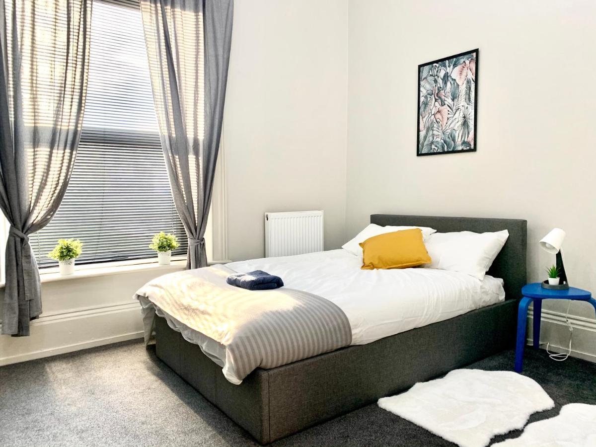 Free, Large Car Park Apartment Wakefield Buitenkant foto